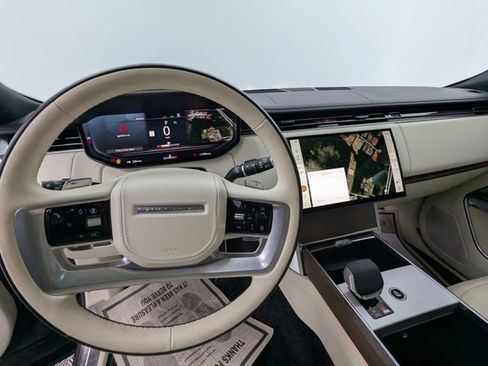 Certified 2025 Land Rover Range Rover SE image 10