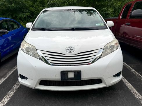 Used 2017 Toyota Sienna LE FWD image 2