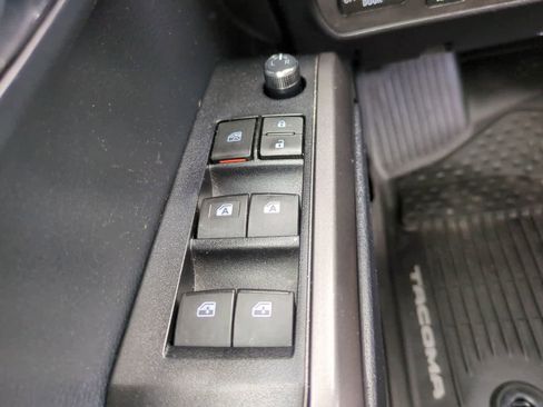 Used 2018 Toyota Tacoma TRD Sport w/ Technology Package image 21