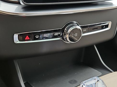 New 2026 Volvo XC90 B5 Plus w/ Protection Package Premier AWD/4WD image 13