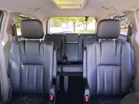Used 2014 Chrysler Town & Country Touring FWD image 19