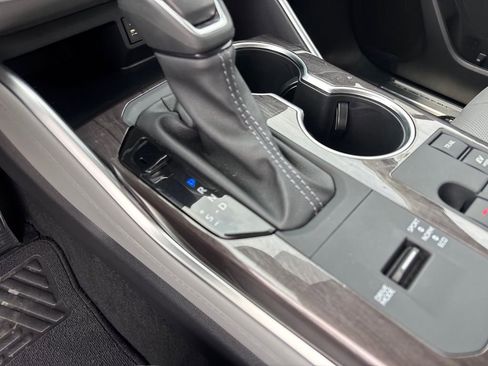 Used 2025 Toyota Highlander Limited image 19