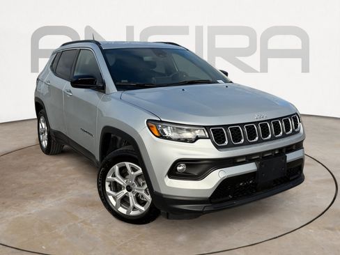 Used 2025 Jeep Compass Latitude AWD/4WD image 4