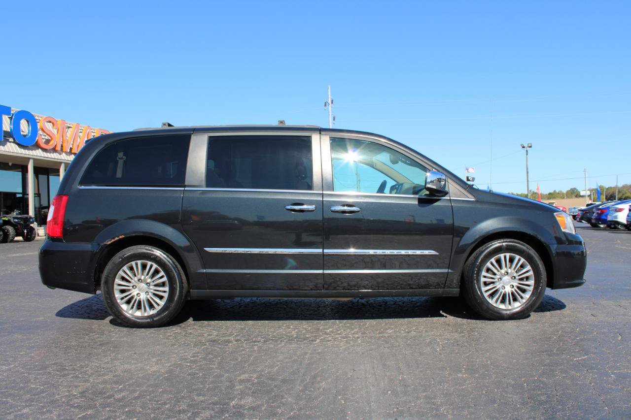 Used 2015 Chrysler Town & Country Touring-L w/ Driver Convenience Group FWD image 3