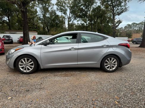 Used 2015 Hyundai Elantra SE w/ Option Group 03 image 2