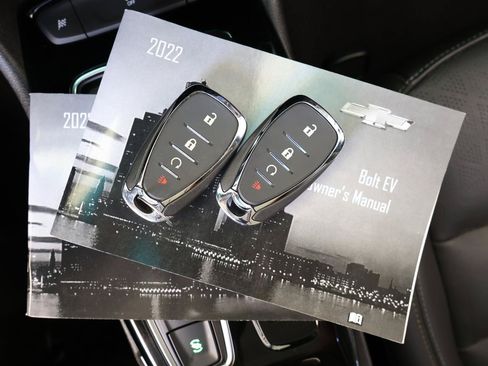 Used 2022 Chevrolet Bolt LT w/ Infotainment Package FWD image 28