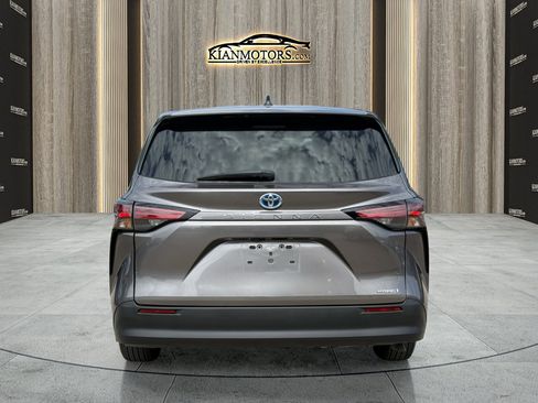 Used 2024 Toyota Sienna LE image 6