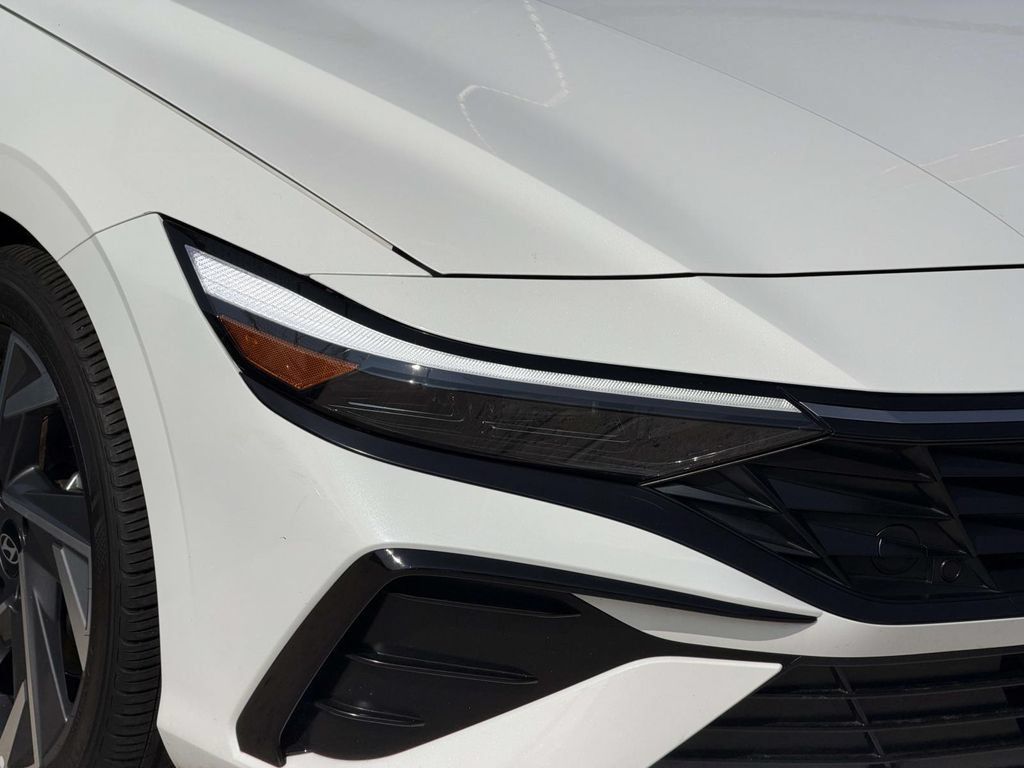 Certified 2025 Hyundai Elantra Limited FWD image 11