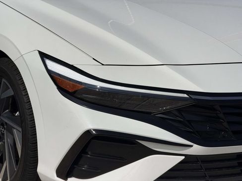 Certified 2025 Hyundai Elantra Limited FWD image 11