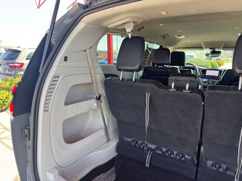 Used 2023 Chrysler Pacifica Touring-L image 35