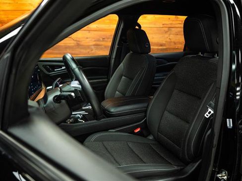 Used 2025 Chevrolet Traverse LT image 10