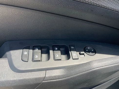 Used 2025 Kia Sportage LX image 6