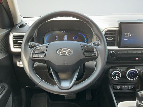 Used 2024 Hyundai Venue Limited FWD image 9