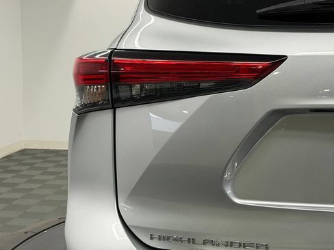 Used 2022 Toyota Highlander Platinum FWD image 13
