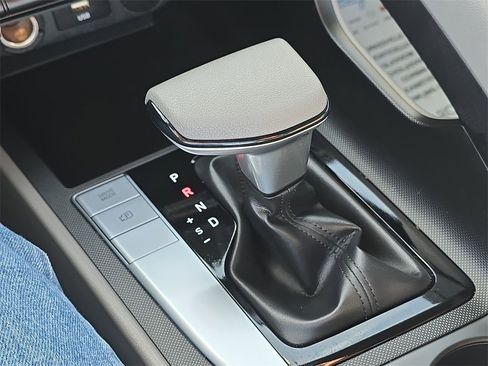 Used 2025 Hyundai Elantra SE image 24