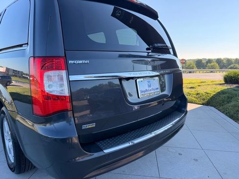 Used 2012 Chrysler Town & Country Touring w/ Entertainment Group #1 FWD image 33