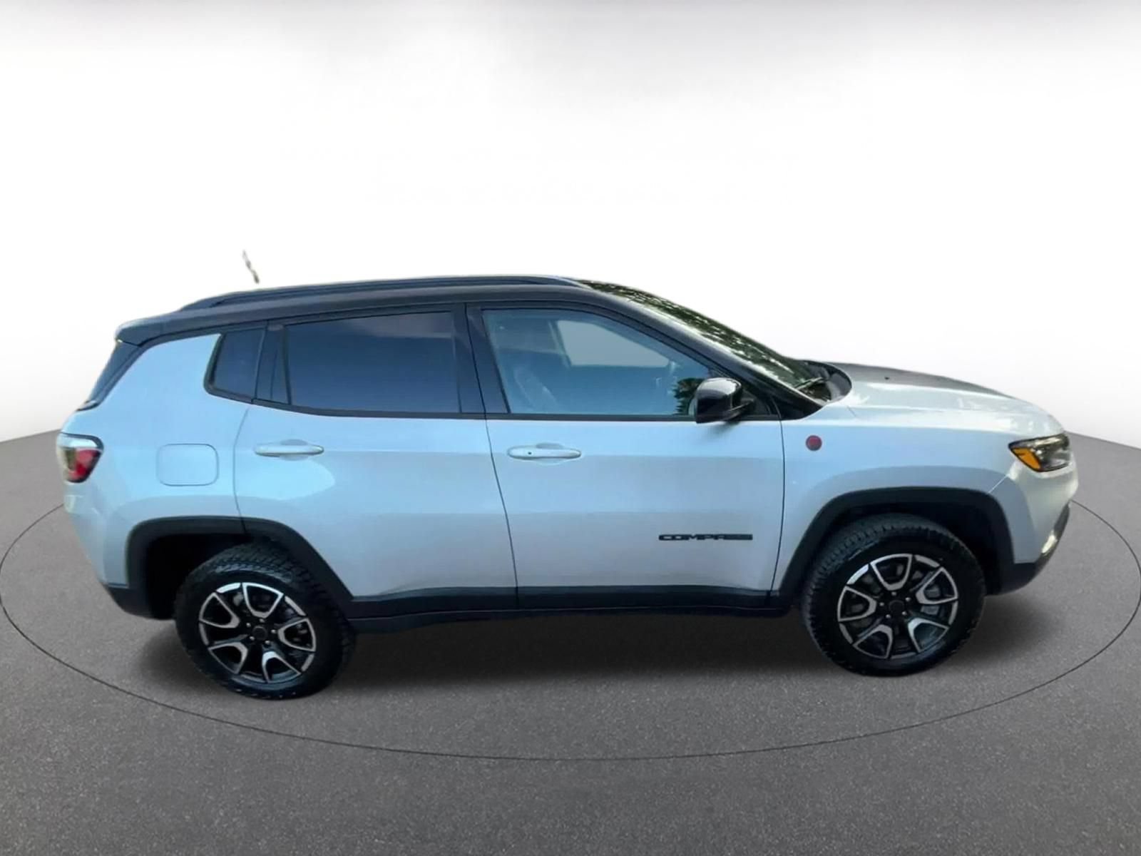 Used 2025 Jeep Compass Trailhawk AWD/4WD image 15