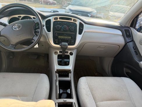Used 2005 Toyota Highlander 4WD V6 w/ 3rd Row image 11