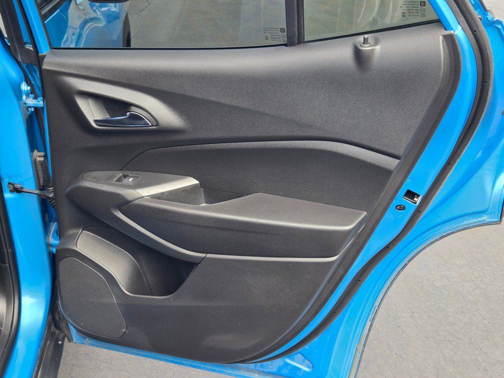 Used 2025 Chevrolet Trax LT FWD image 9