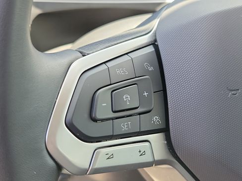 Used 2024 Volkswagen Tiguan SE FWD image 25