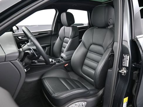 Certified 2026 Porsche Macan AWD/4WD image 5