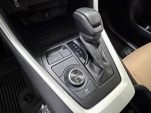 Used 2022 Toyota RAV4 LE image 17