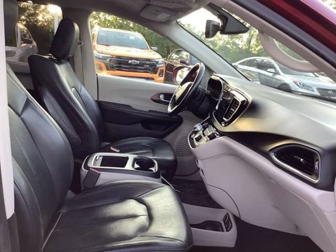 Used 2018 Chrysler Pacifica Touring-L Plus FWD image 25