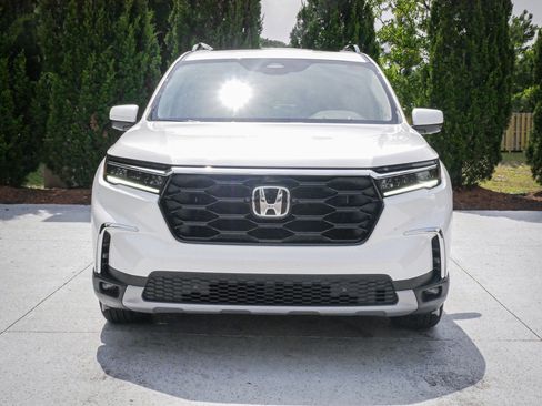 Used 2025 Honda Pilot Elite image 3