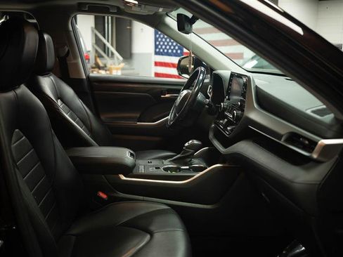 Used 2022 Toyota Highlander XLE FWD image 14