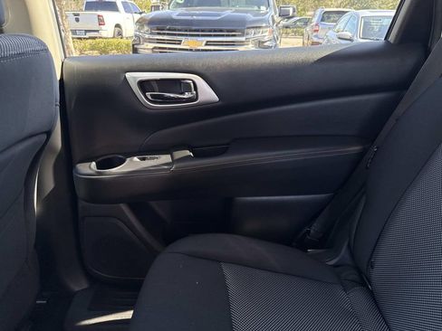 Used 2019 Nissan Pathfinder SV image 19