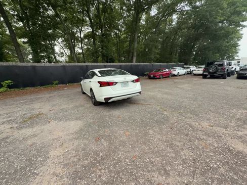 Used 2025 Nissan Altima 2.5 SV FWD image 15