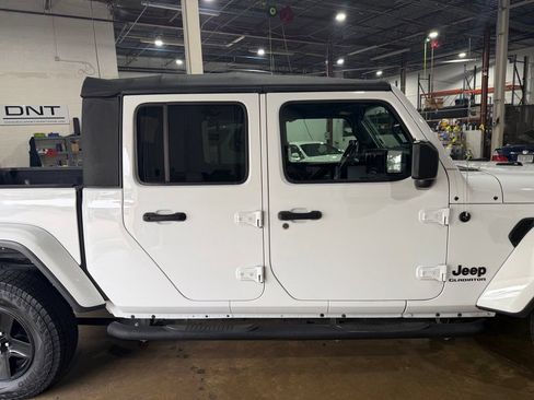 Used 2022 Jeep Gladiator Sport AWD/4WD image 12