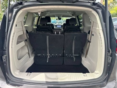 Used 2023 Chrysler Pacifica Touring-L FWD image 22
