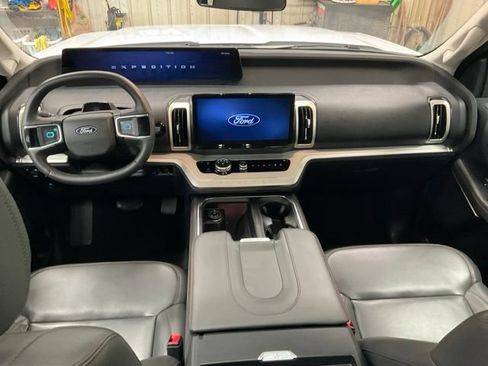 Used 2025 Ford Expedition Active AWD/4WD image 9