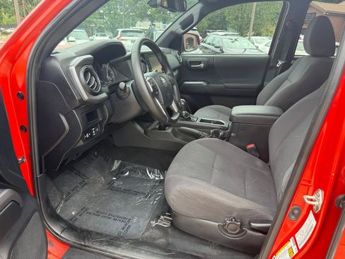 Used 2018 Toyota Tacoma TRD Sport w/ Technology Package AWD/4WD image 8