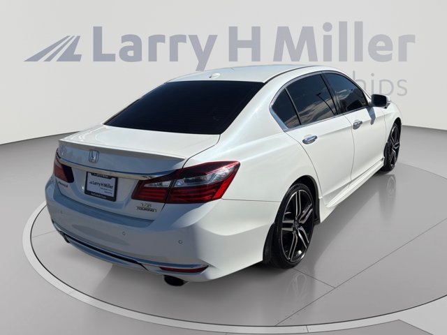 Used 2017 Honda Accord Touring image 5