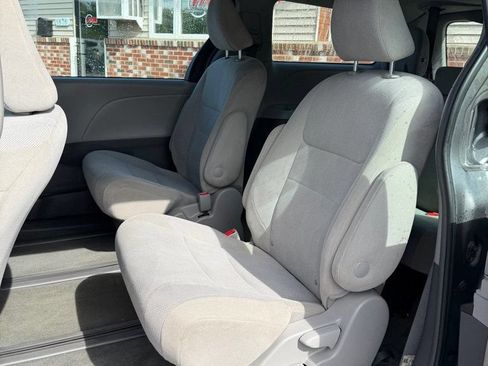 Used 2018 Toyota Sienna L FWD image 11