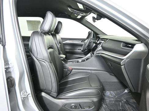 Used 2025 Jeep Grand Cherokee L Limited w/ Black Appearance Package image 13