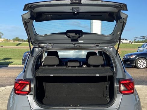 Used 2020 Hyundai Venue SEL FWD image 26