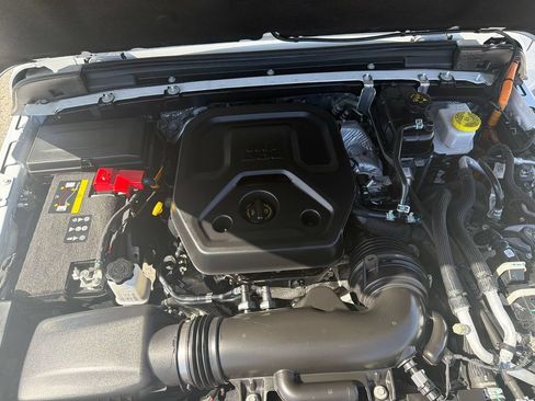Used 2025 Jeep Wrangler Unlimited Sahara AWD/4WD image 17