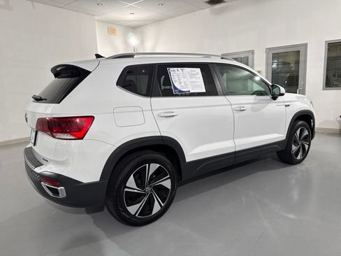 Used 2024 Volkswagen Taos SE w/ Panoramic Sunroof Package AWD/4WD image 11