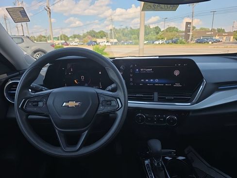 Used 2025 Chevrolet Trax LT FWD image 12