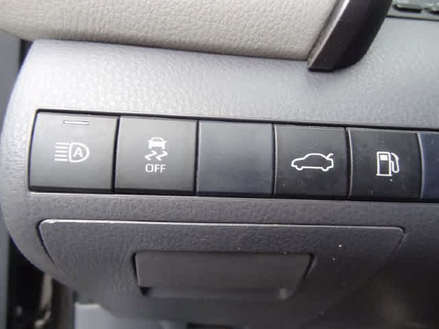 Used 2018 Toyota Camry LE FWD image 15