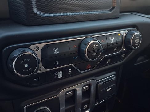 Used 2018 Jeep Wrangler Sport image 9