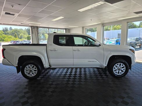 Certified 2025 Toyota Tacoma SR5 w/ SR5 Upgrade Package AWD/4WD image 2