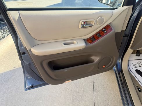 Used 2005 Toyota Highlander 4WD V6 w/ 3rd Row image 12