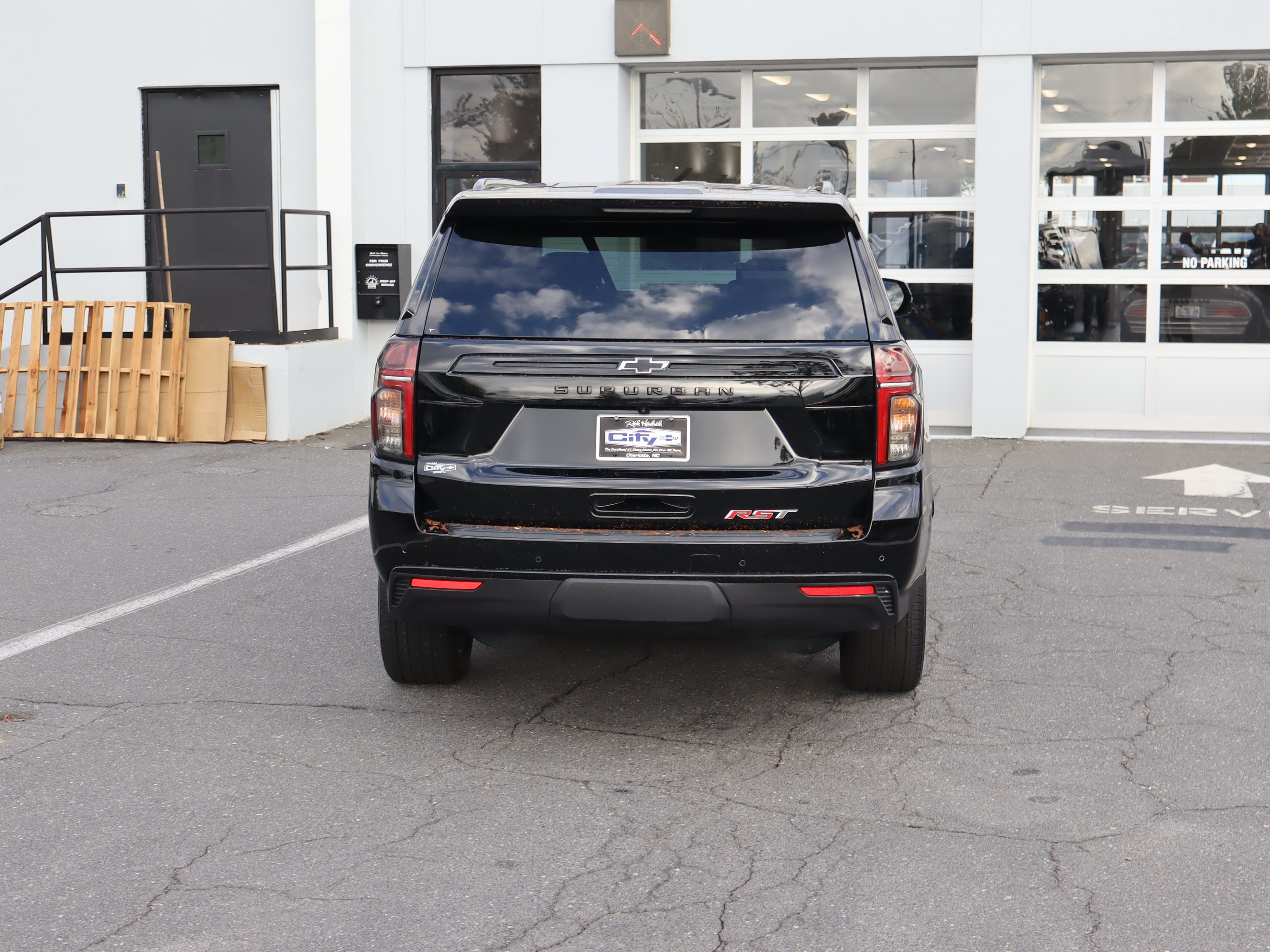 Used 2024 Chevrolet Suburban RST w/ Luxury Package AWD/4WD image 9