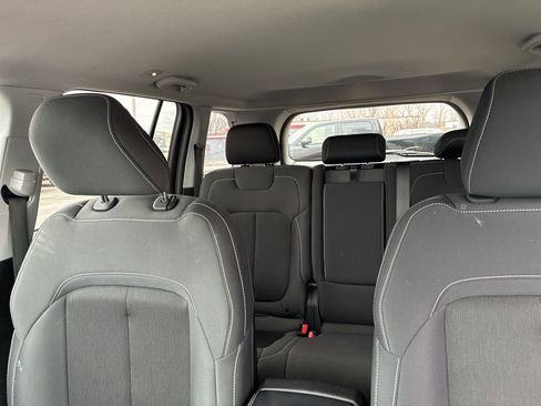 Used 2023 Jeep Grand Cherokee Laredo image 4