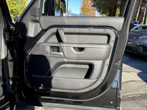 Used 2025 Land Rover Defender 130 S image 26