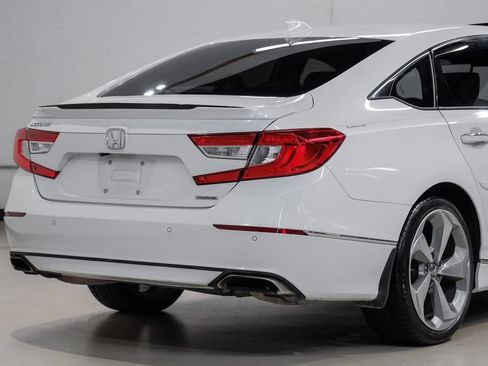 Used 2018 Honda Accord Touring image 11